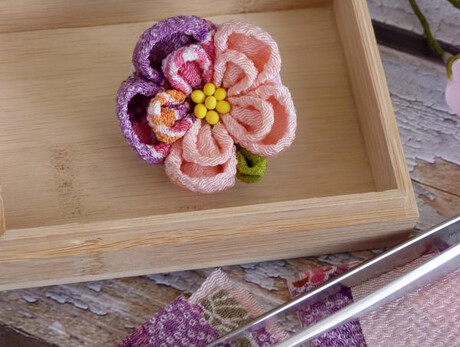 Laboratorio di tsumami zaiku, antica tecnica giapponese, con MOMO KANZASHI: i fiori di pruno