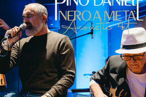  immagine dei tre artisti che suonano sul palco  