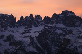 Paganella Sunset - Andalo Dolomiti Nell'immagine si vedono le Dolomiti di Brenta innevate e il cielo che si tinge di rosa durante il tramonto