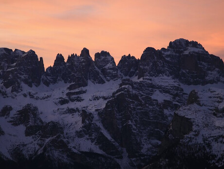 Paganella Sunset - Andalo Dolomiti Nell'immagine si vedono le Dolomiti di Brenta innevate e il cielo che si tinge di rosa durante il tramonto
