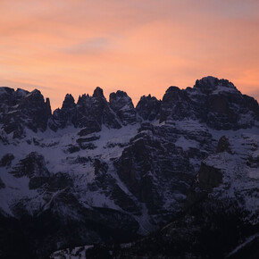 Paganella Sunset - Andalo Dolomiti Nell'immagine si vedono le Dolomiti di Brenta innevate e il cielo che si tinge di rosa durante il tramonto