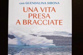immagine del libro di Paolo Chiarino col titolo: una vita presa a bracciate