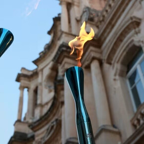 Due Fiaccole accese delle Olimpiadi invernali di Milano Cortina 2026