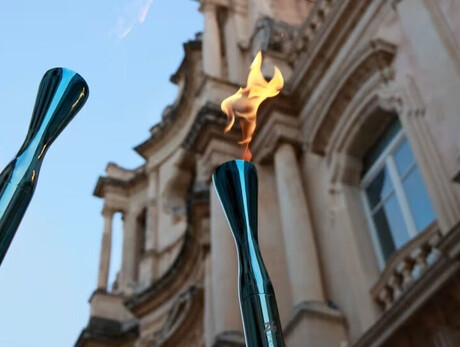 Due Fiaccole accese delle Olimpiadi invernali di Milano Cortina 2026