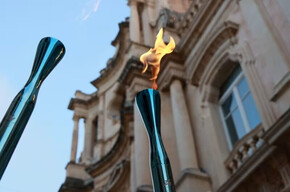 Due Fiaccole accese delle Olimpiadi invernali di Milano Cortina 2026