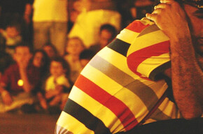  Un uomo in posizione seduta, con la testa tra le mani, pensieroso e riflessivo