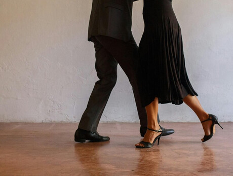 Nell'immagine si vedono le gambe di due ballerini mentre danzano