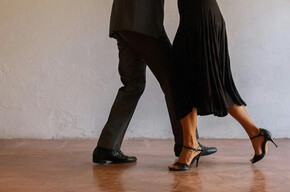 Nell'immagine si vedono le gambe di due ballerini mentre danzano