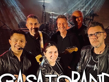 L'immagine mostra i sei componenti del gruppo Gasato Band