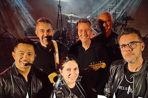 L'immagine mostra i sei componenti del gruppo Gasato Band