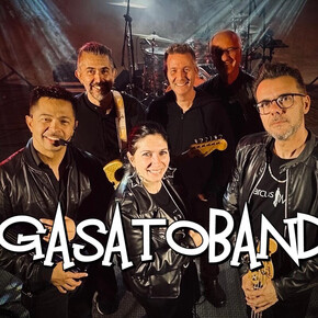 L'immagine mostra i sei componenti del gruppo Gasato Band