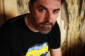 L'immagine mostra un primo piano dell'autore Matteo Righetto