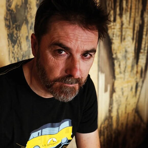 L'immagine mostra un primo piano dell'autore Matteo Righetto