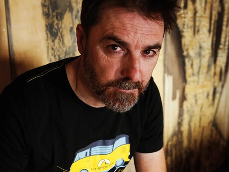 L'immagine mostra un primo piano dell'autore Matteo Righetto