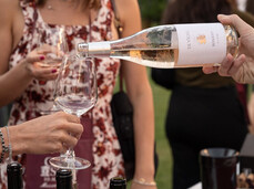 Una bottiglia di vino servita dal produttore