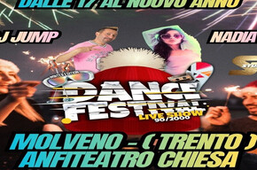 fuochi d'artificio con due ragazzi che festeggiano