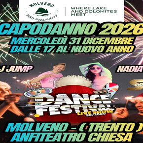 fuochi d'artificio con due ragazzi che festeggiano