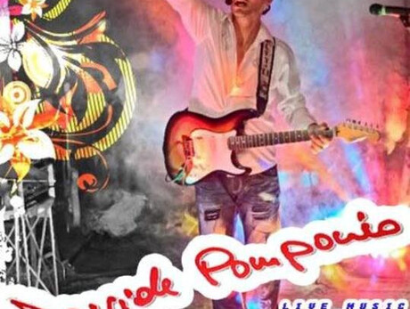 Immagine di deejay con basso e mano destra alzata verso il cielo