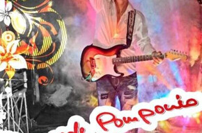 Immagine di deejay con basso e mano destra alzata verso il cielo