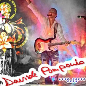 Immagine di deejay con basso e mano destra alzata verso il cielo