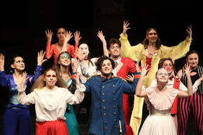 L'immagine mostra alcuni ragazzi del camp di teatro mentre sono in scena sul palco