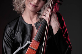 Image of the artist Daniela Nespolo with her violin