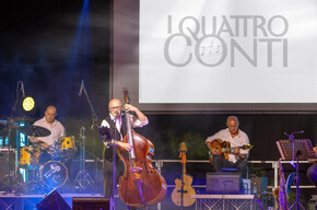 image of the band members I Quattro Conti on stage
