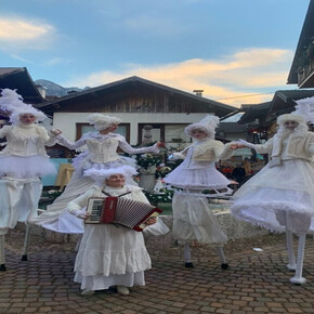 The travelling theatre: white parade on stilts