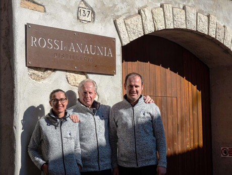 In compagnia dei distillatori alla Distilleria Rossi d'Anaunia In compagnia dei distillatori alla Distilleria Rossi d'Anaunia