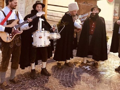 5 pastori che suonano nel centro storico 