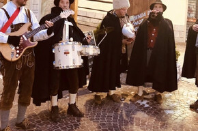 5 pastori che suonano nel centro storico 