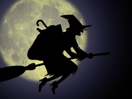 Nell'immagine si vede l'ombra della befana mentre vola sulla sua scopa; sullo sfondo la luna piena illumina.