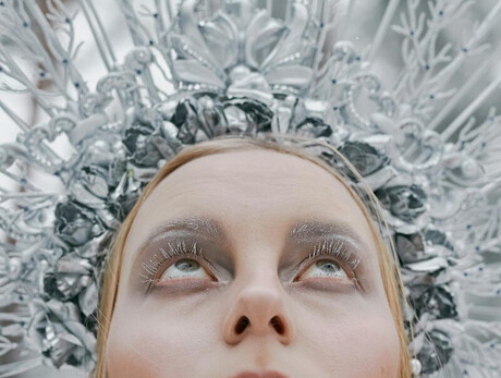  L'immagine raffigura la Regina delle Nevi, con un copricapo argentato ispirato al ghiaccio e un trucco etereo che richiama l'inverno. Lo sfondo naturale innevato enfatizza l'atmosfera magica e invernale.