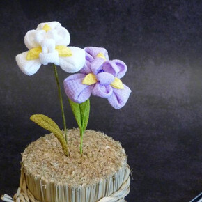 Laboratorio di tsumami zaiku, antica tecnica giapponese, con MOMO KANZASHI: l'iris