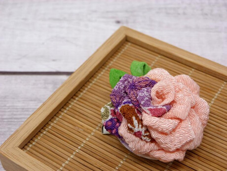 Laboratorio di tsumami zaiku, antica tecnica giapponese, con MOMO KANZASHI: la rosa