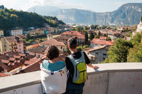 Due ragazzi che si affacciano dal Dos Paion sull'abitato di Lavis, affianco al Giardino dei Ciucioi 