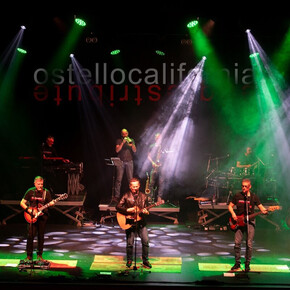 L'immagine mostra la band durante un concerto