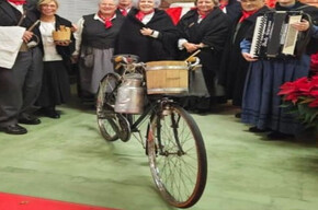 Gruppe von Musikern in typischer Trentiner Tracht