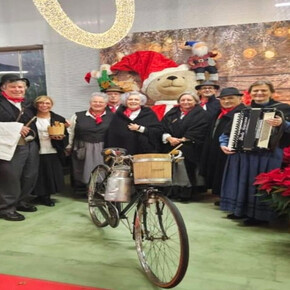 Gruppe von Musikern in typischer Trentiner Tracht