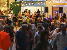 Clima di festa in uno stand gastronomico