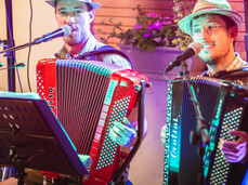 Musicisti suonano la fisarmonica