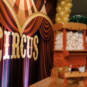 L'immagine mostra la scritta Circus e dei pop corn