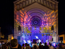 Musica e colori nella piazza della Chiesa, dove la gente balla e si diverte.