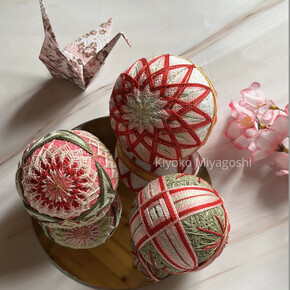 Temari - le sfere ricamate giapponesi di Kiyoko Miyagoshi