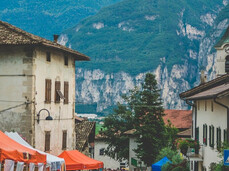 La foto ritrae il paese in festa. Molte persone riempiono il viale principale del paese tra stand enogastronomici e buona compagnia.