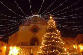 Accensione dell'albero e canti natalizi