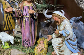 Passeggiata tra presepi e portoni