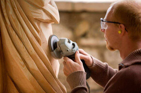Encontrarte: wood sculptor