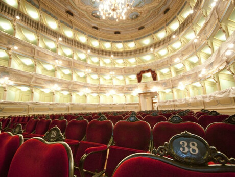 A teatro! A teatro!   A teatro! A teatro!