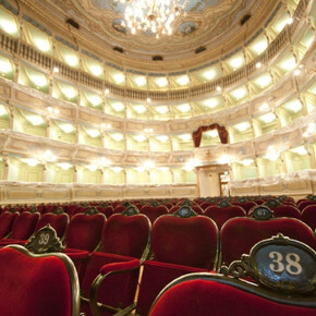 A teatro! A teatro!   A teatro! A teatro!